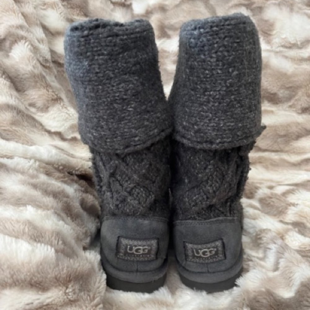 Classic Knit UGG® (Size US 6)